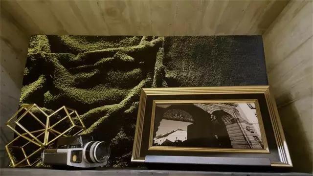    
丨顶级床垫改订坐凳

乐乐讲堂在座椅的选择上并未使用传统的靠背座椅，为了营造轻松的氛围，设计师联合顶级床垫制造商专门设计了一款极致简洁的坐凳。