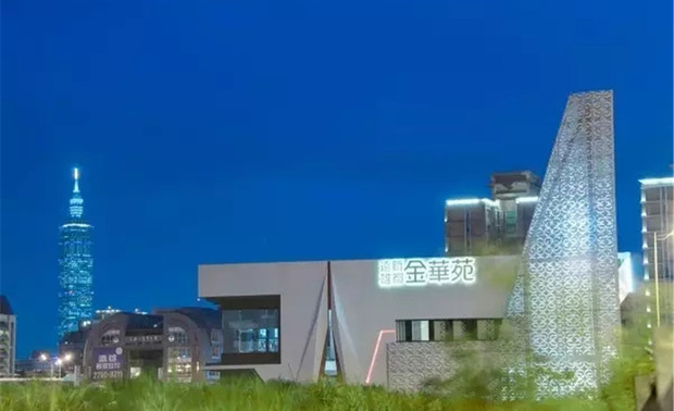 ▲图为：【远洋新都金华苑】建筑外景  
于一黑一白、狂放与静谧奢华与神圣之间，「金华苑售楼处」呈现出一种极致的美。
俄罗斯风格的入口——实际上业主希望有俄罗斯元素。
