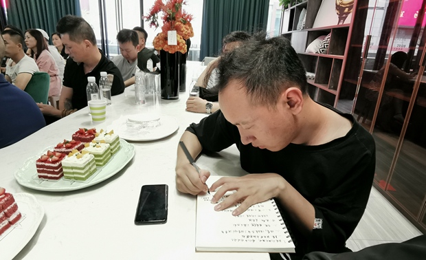 心得
从哪些维度去考虑和完善设计
视觉/听觉/嗅觉/动态/商业
卖什么东西/需要什么设施
能不能承载各类活动
能不能持续产生话题
。。。。
好问题可以带来好答案