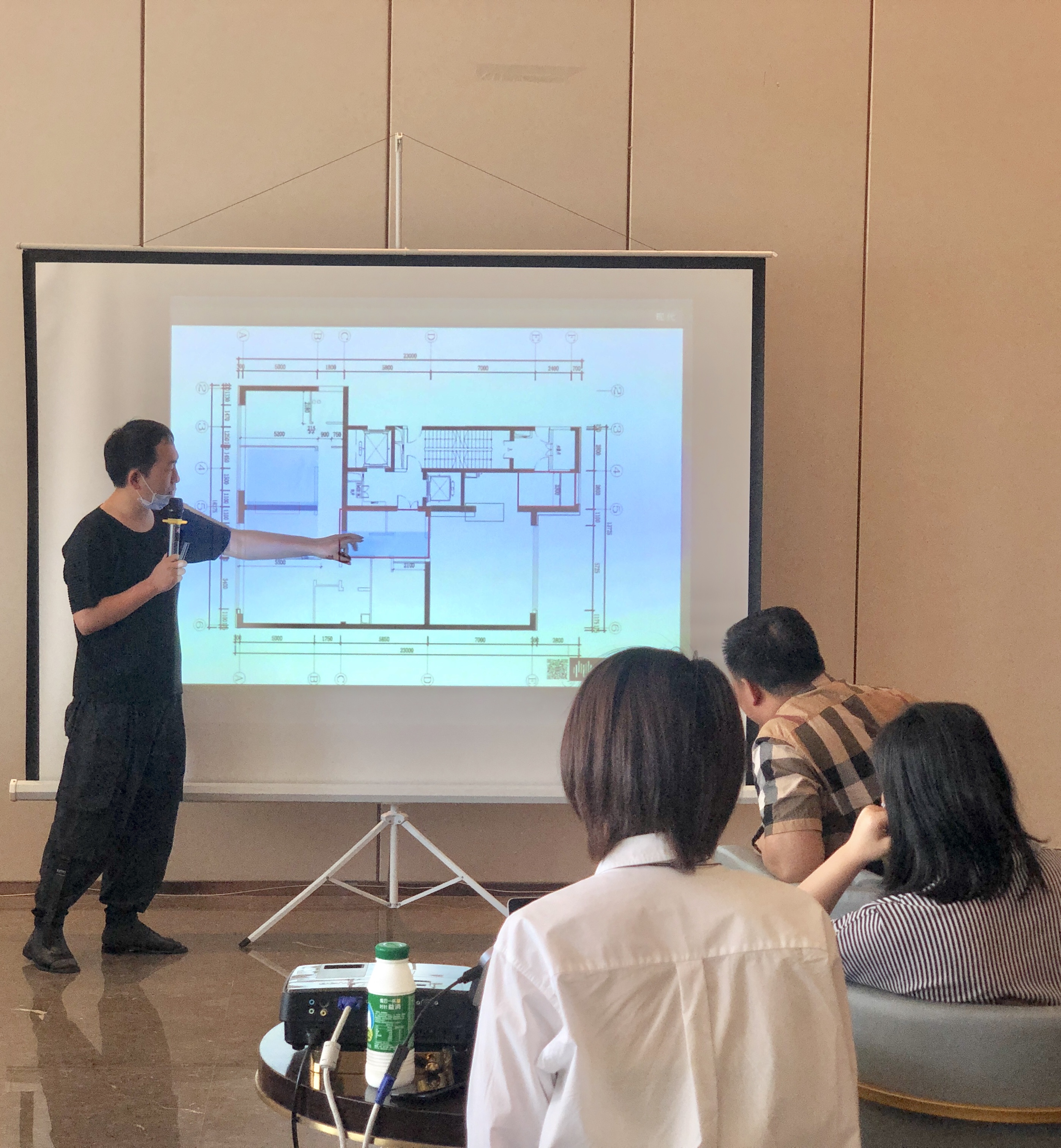 
明治空间创始人 王明治老师，主要就“让居住具有长久的诗意、寻找设计中的自由、更少的物质更多的精神”三个方面，向业主传达了他的设计理念。