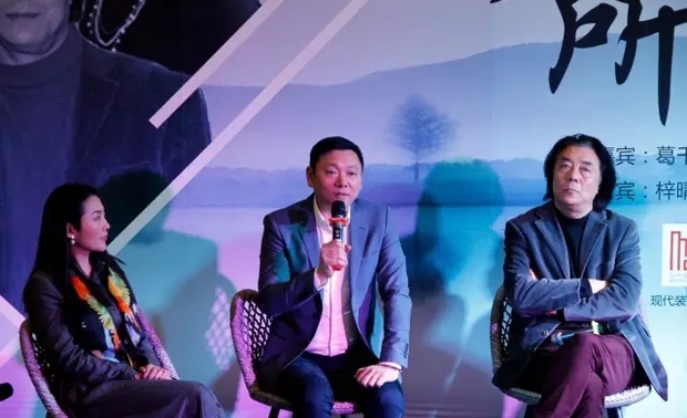 问答环节吴宗建老师谈场所精神




南粤设计的董事长程兴东也谈到了酒店设计与文化之间的联系，程兴东认为经常跟客户讲要文化，其实这些都是停留在表面现象。做商业设计的设计师会感到有一点无能为力，束缚太多没有办法能够更好表达自己的思想。反而像葛千涛老师的这种项目真正依从内心来表达人性的需求。要做到像葛老师、吴老师这样更自由、更轻松回归到设计更本质的东西，很多设计师确实要向他们学习。
