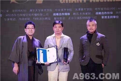 Idea-Tops国际空间设计大奖艾特奖之最佳会所设计大奖获得者利宾空间设计（深圳）有限公司代表上台领奖