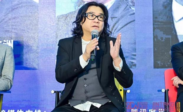 何宗宪
P A L Design Group  设计董事
香港贸发局  设计市场及授权服务业咨询委员会委员
香港设计中心  董事会董事
香港大学(建筑硕士)  及  新加坡大学(建筑学士) 
