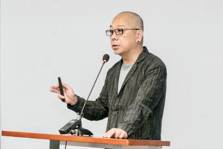 蔡鸣老师带来了《湘颂》、《靠山》等餐饮空间设计案例分享，并提出“顾客体验将超越价格和产品，成为品牌之间最重要的区别”的观点。本次论坛旨在促进设计师之间的相互交流，提高专业水平及开阔眼界。所谓“艺术无界”就像产品和空间一样，都是存在灵魂与生命，设计师则能够将空间与产品融合为一体，上升为品牌文化和商业灵感相融合的艺术。