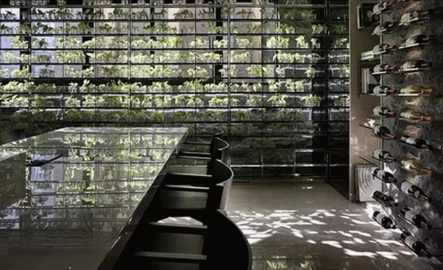 大明大放

​空间并未使用高度反光的材质，彰显空间沉稳内敛的气质。
墙面上汉白玉般的温润的肌理本身就是一种不需要装饰的装饰了，既彰显品质，又极度简洁。这是什么风格？欧式？美式？还是中式？这就是张清平老师的心奢华-蒙太奇美学风格。

