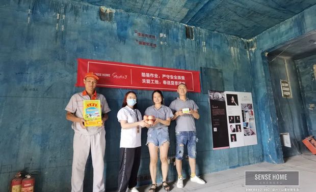 感谢施工人员的辛苦工作,我们是一个团队,拥有同一个目标,我们将继续前行。
三分设计,七分执行。细节中才能凸显品质,我们在巡检中不断扣细节,求完美。每一次的人人巡检,都严格规范施工场地的施工标准,查缺补漏不断提高施工质量。
我们巡检小组担任着检查、记录、总结三大职责,就工地现状与调整的细节做好照片、摄影记录,后期再进行沟通讨论与反馈,不断学习进步。我们不只是在装修房屋,更是帮助业主体会到品质生活。
将工地巡检践行到底,让我们一起筑建美好生活!