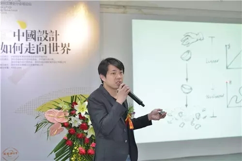 在备受期待的设计师分享环节，来自台湾的设计大咖邵唯晏为现场来宾介绍了诸多世界著名建筑的建造原理，建筑学相关知识理论的置入，从根本上提升了论坛的学术性、科学性和专业性。同时他阐述了当代设计思维的转变，即“对事件的操作转换为对关系的思考”，“对量的需求转转换为对质的追求”、“从线性转换为具有回馈性”、“从内容的结果转换为发现的过程”。

