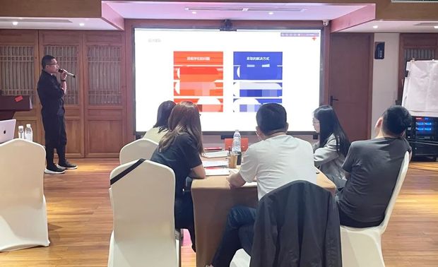 一组
一组围绕如何理解企业化的运营体系,进行了交流分享。一组成员指出在运营体系中,渠道、设计与交付之间有着相辅相成的关系。渠道宛如取水之源,设计在以源造水,交付则是盛水之壶。设计师在三个环节中起着重要的链接作用,只有当三个环节形成良性循环,才能推动新一轮渠道、设计、交付的更新迭代。