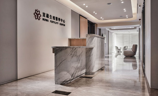 
接待／批价柜台
The reception/cashier counter

天花板、柜台，皆以弧形收尾，呈现出无锐角的柔和视觉。柜台檯面与立面，使用灰白流纹的大理石，观感纯粹大方，在长条状的空间中有放大场域的效果。

The ceiling and reception counter is trimmed arc-shaped instead of sharp-edged to give out a smooth perception. And, the imposing veiny marble countertop and facade artfully enlarge the linear-pattern space.
