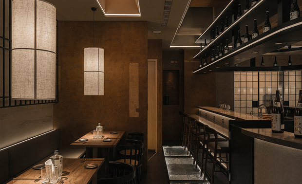 ▲吧台两侧用餐区域皆挑高天花板,由阶梯造型次第向两侧延展,线性灯带佐搭日式灯笼在空中交织出光影层次。原木方桌搭配黑色藤编座椅彰显质朴自然,每张餐桌上方悬挂的特製吊灯,以和纸工艺为造型灵感,柔光透过纸面轻轻流淌,底部暗藏的投射灯又将温润光晕洒落餐桌,兼具和风美感与实用性。
赵国豪·杨翊
帝特室内装修有限公司
电话:09-798-65827
地址:高雄市新兴区中正二路162号5楼
信箱:daytona19852021@gmail.com
OPEN Design动能开启传媒:https://www.openworld.tv/