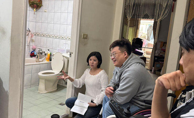 (图)许捷甯总监亲自前往嵴损伤友家中场勘,并与嵴髓损伤社会福利基金会执行同工一齐评估洗手间的无障碍规划。
无偿投入公益 开拓团队视野
如此身怀同理心的许总监,理所当然对实践社会责任当仁不让,除了投身扶轮社参访偏乡校园、帮助缺乏教育资源的幼童,并期许为孩子们规划免费的美学教育课程外,近期她也和财团法人嵴髓损伤社会福利基金会萧英成执行长接触,携手同为大城扶轮社社友、同时也是溷障综艺团团长的刘铭老师,三人持续来往沟通,只为寻找需装修老旧住家,但苦于无资金、无人力的身障者。「毕竟我这裡有专业、有工班、有资源,如果能帮上这些不良于行却积极向上的损友,何乐而不为。」
然而,公益修缮案例评估若要通过,当事人的意愿往往会左右最终结果,「大多会申请修缮,都是地面不平整、有门槛,不便轮椅进出,故重新装修时,会动到地面的泥作;一旦动到泥作部分,居者就会需要暂时搬离住家,直到施工完成。」她表示,儘管艾美幸福和嵴损协会会分别吸收施工及居住旅馆的费用,离家外宿对身障者依然是件麻烦的事,「因此,最近我们有思考『局修局改』的可能性,优先製作简单的无障碍斜坡、扶手,或是将推门改成滑门,提高个案赞同率。」
