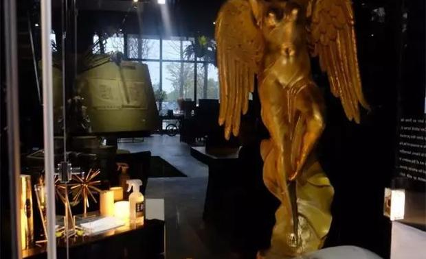 ▲卫生间内部是玻璃穿透的效果

生活中的我们就像这样，如果没有透过彼此之间的交流，很难了解彼此内心的想法。人与人不过如此，“看与被看、发现自省”。