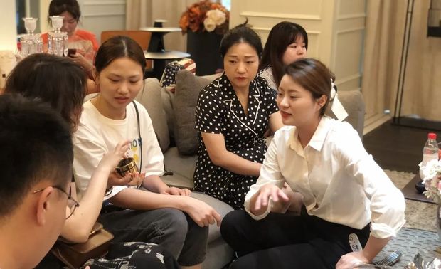 在摩根体验中心,设计师们认真聆听品牌讲解介绍,德国摩根智能家居作为全球领先的智能家居制造商,开发了能实现本地和远程可视化控制的180多种智能化产品,其中智能模块、智能遥控器等均为业内领先。