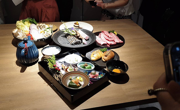 (图片来源:简兆芝室内设计)
金月 日本锅料理担当
地址:台北市大安区大安路一段176巷1号
电话:02-2706-1223
营业时间:17: 30~00 :00
席位:开放座位区28席、包厢座位20席,共48席。
(6席包厢2间、8席包厢1间)
订位连结:https://lihi1.com/nGQVT