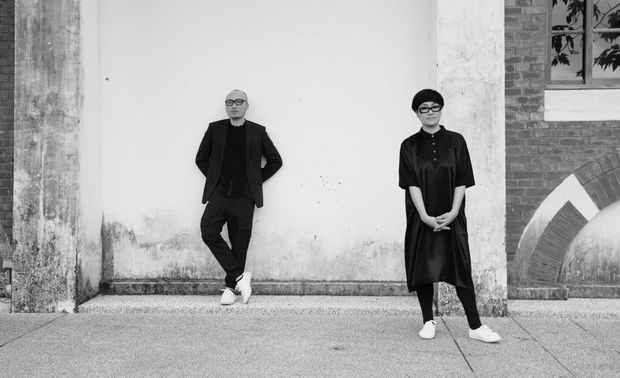台湾服装设计师窦腾璜与张李玉菁,以刚柔并济的轮廓传递当代人文思潮闻名,风格简洁并充满色彩张力;在復古与未来之间寻找美丽的想像,凭藉独特的时尚美学与对于流行服饰的敏锐天份,营造出令人无法忽视的时装新视界。擅长运用创新的设计手法及经典剪裁形成强烈对比,结合「双设计.双风格」的独特组合,在不设限的设计概念与形式下,使作品产生相加相乘的多样面貌。来自跨文化的旅行与生活体验,赋予东西方经典元素崭新的定义,并将颜色、材质、与轮廓变异重组,体现于创作之中。