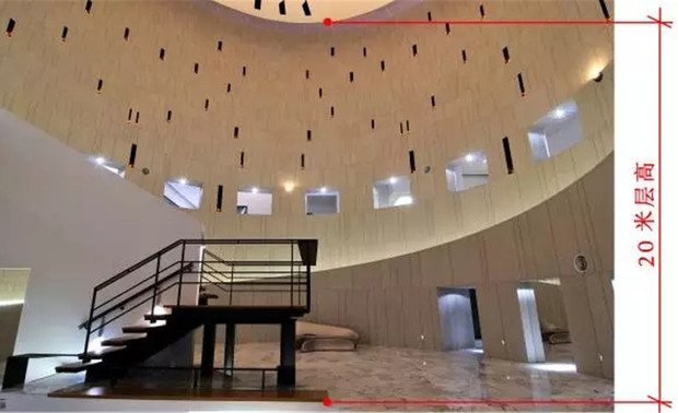 ▲图为：[远雄新都销售中心]室内入口处

先抑后扬手法之“扬”
拆除了原大厅的所有建筑，实现了20米层高的大型空间。
当人从相对低矮的压缩空间一下进入二十米高的中庭，带来的视觉冲击感是非常强的。