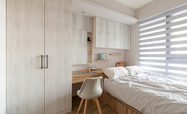 主卧
The master bedroom
上下设置的床头柜,免去压樑风水忌讳,并在增添储物空间的需求下,设置一路延伸至牆面的柜体;化妆镜藏入中间柜门内侧,让梳妆台平时可作为书桌使用,而其透明的檯面与格状抽屉,则方便女主人挑选、欣赏首饰收藏,同时为厚实的木质基调,增添通透视感。
The floor-ceiling headboard ingeniously settles the geomancy taboo of the pressure beam, also meets the storage demands. Inlaid a mirror inside the hanging cabinet above the dressing table. The transparent tabletop and checkered pattern drawer facilitate for the hostess to appreciate and pick her cherished jewelry while creating the see-through feature of the stable wooden fixture.
项目资讯
案名:轻思·享漫
项目类型:标准格局
项目地址:台湾新北
设计团队:艾美幸福设计
项目坪数:20坪
主要建材:进口人造石、义大利伸展桌五金、矿物漆、超耐磨地板、系统板材、铁件、烤玻、茶玻、金属图腾挂饰、智慧家电Homekit
许捷甯
艾美幸福设计 设计总监
地址:新北市林口区文化二路一段226号三楼
电话:+886-2-2600-2836
传真:+886-2-2600-3856
信箱:amystudiogloria@gmail.com
网站:http://www.amy-deco.com.tw/
OPEN Design动能开启传媒:https://houseopenworld.com/talk/