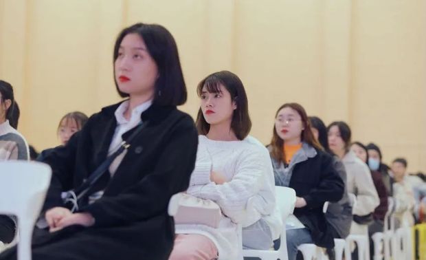 “科技、自然、生态、艺术”是STUDIO.Y在探索当代家居设计上所做出的努力方向。在过往作品的不断过渡与进阶中，这种倾向也越发明显，为当代家居设计之林提供了自己的独到思考。