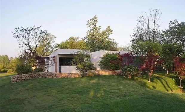 在城市的钢筋混凝土中关久了， 内心总渴望着去过清风拂面、恬淡自然的生活。 想移步换景，想空间流动， 到一个会因季节变化而变幻的舒适空间。
以“原生、野奢”定位该酒店的概念设计，结合极简东方调性，将自然元素及景观纳入室内空间，力求打造一个无刻意雕琢的极致享受休闲度假环境。“野”是地域之“野”，具有天然、美景之地；“奢”是精神之“奢”，为居住者带来独特而难忘的度假体验，野与奢是与大自然完美共生。