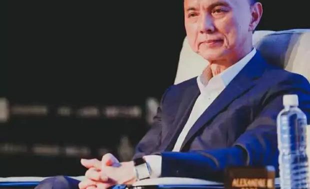 Jimmy Choo OBE 自小生活在一个鞋子的世界里，从小快乐做鞋子设计，从默默无闻，到成长为引领行业的风云人物，他对鞋设计的热情，从来没有减退，日日夜夜都在思考，如何将所见事物，都融入到设计当中。对他来说，做设计，也是做人，负责、耐心、坚持，尊重对方，保持热情。“常有人说我生病了，因为，我太热爱设计鞋子了。”这种态度也深深影响他的女弟子何佳慧。
