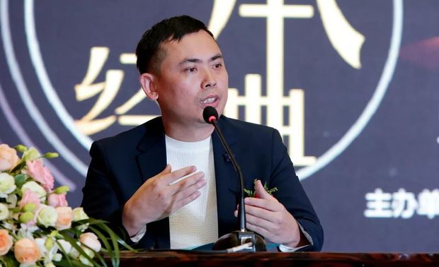 理享空间整体家居董事长、CK智能家居董事长吴加财先生首先致辞，感谢多位家居设计界前辈、精英设计师及社会各界人士倾情出席，助力理享空间整体家居荣誉高光。同时他表示将与设计界积极互动，推动行业发展繁荣。

