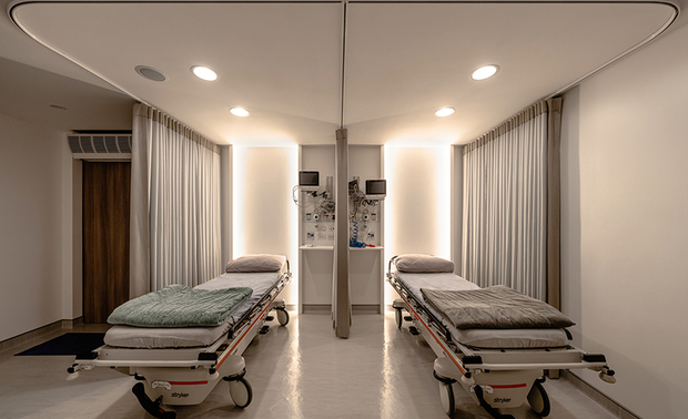 
恢復室
Recovery Room

恢復室内部设计以间接照明点亮的矩形牆面，予以术后的客人们温和舒适的休憩空间，并于天壁上方配置少量嵌灯，为医者检查、用针时提供充裕光源。

The indirect lighting surrounding the walls renders a comfortable resting space. Moreover, install a few downlights on the ceiling to provide ample illumination for the doctors inspecting and giving injections.

项目资讯

案名：柔曦映弧
项目类型：医疗空间
项目地址：台湾台北
设计团队：简兆芝设计
项目坪数：100坪
主要建材：木皮、木地板、镀钛、特殊漆、进口布艺

简兆芝
简兆芝室内装修设计有限公司　主持设计师(建筑师)
电话：+886-2-2500-0653
地址：台北市中山区民生东路三段17号2楼
网址：http://inkdesignspace.com/

OPEN Design 动能开启传媒：https://www.openworld.tv/