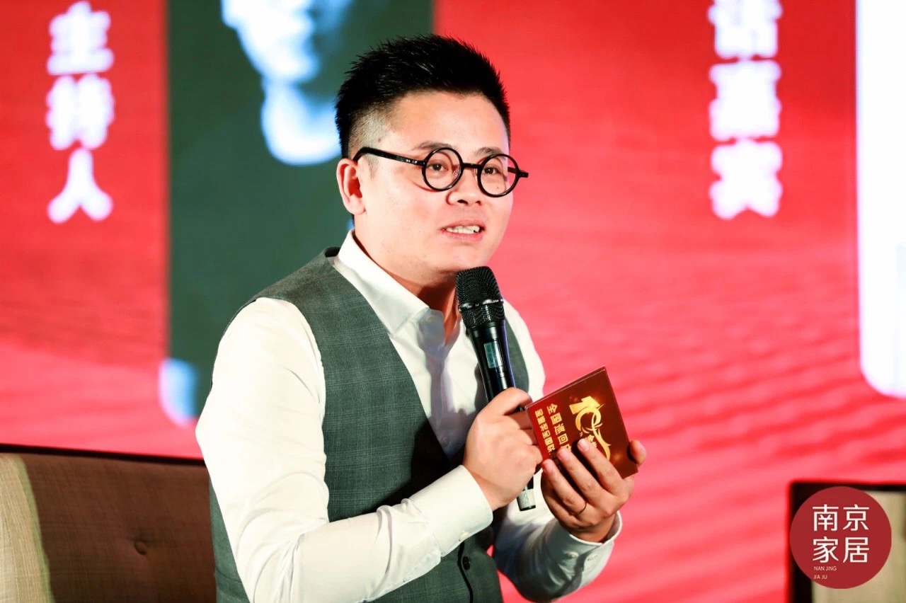 论坛围绕“设计与市场的关系-迎合OR引领”这一主题，讨论不同于多年前的市场，如今的客群在室内设计上更有主见，以“迎合”满足客户的市场正消磨着设计师的灵感。一味迎合将改变“设计”的意义，引领客户才能做出更有温度的作品。图为论坛主持人魏士能。