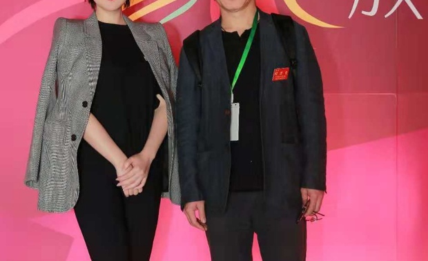 张洪春老师与参加台湾设计周的设计师李想在一起
