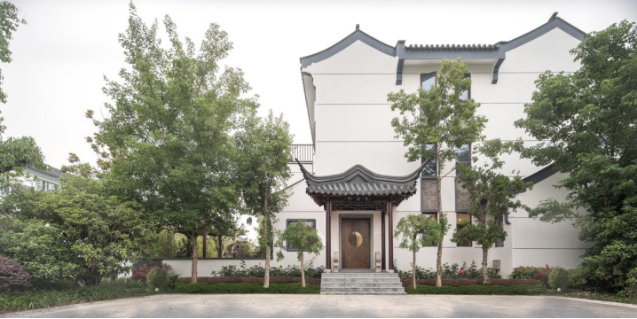 两栋联排别墅，本来你是你、我是我，但被业主买下后打通了隔墙，于是将建筑之美，都汇聚到了一处。建筑房屋，东西南北四角俱全。这间民宿在西式别墅的骨架之下，还保留着中式苏州园林白墙黑瓦、檐牙高啄的灵魂，令人一见便觉温柔可亲。