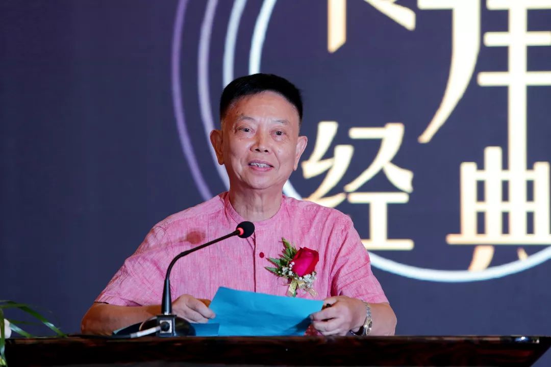 深圳市室内设计师协会首届理事会副会长、协会高级顾问 、高级工艺美术师\画家黄庭老师代表协会致辞。设计驱动产业升级，产业实现设计价值。协会一直致力于推动行业的健康发展，理享空间整体家居品类齐全，推陈出新，可以帮助设计师更好地实现设计创意。