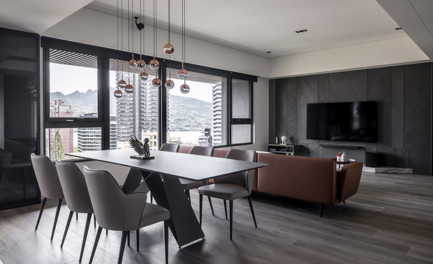 客餐厅
The living-dining room
电视牆上方设有一座小型吊柜,收纳电视盒等机体线路,也与另一侧的音响相互平衡视觉画面。而考量退休的业主仍有担任顾问等工作,偌大的餐桌除可接待众多亲友外,亦兼作书桌用,且紧邻客厅摆放,让笔电可连接电视萤幕,方便观看大量资料。
The TV wall is equipped with a small wall mount rack to serve as a wire case, and couples with the speaker on the other side to bring a balanced view. Considering the retired homeowner still taking a consultant job, the large dining table in addition to entertain crowds of relatives and friends, also serves as a home office desk, and elaborately place right next to the living room, so that the laptop can connect to the TV screen to review a lot of information.