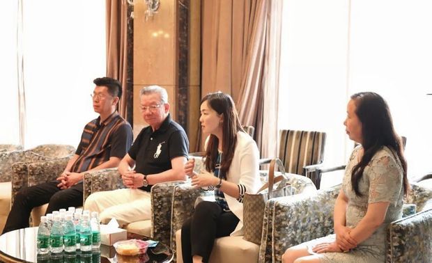 (图)简设计师于会后接受各家媒体採访,从容应答的大方态度不只吸睛,更吸引众多镁光灯闪烁不停!