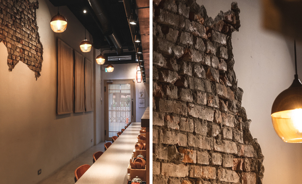 
室内
Interior design

收银台前摆放一座日式盆景，由花与树枝带出枯山水般的禅意；后方壁面裸露部分砖牆，其图案为北海道地图，藉由建筑的旧有结构，与新建材产生对比美感，寄寓业主创新传统日料的品牌理念。

We place a Japanese bonsai in front of the cash register to bring out a Zen vibe. Moreover, leave a Hokkaido-shaped brick wall of the original building, which carries out a contrasting beauty with the up-to-date building material and embodies the proprietor's creative concept of designing a traditional Japanese cuisine store.

项目资讯

案名：漫飨和食
项目类型：商业空间
项目地址：台湾台北
设计团队：简兆芝室内设计
项目坪数：12坪
主要建材：美耐板、编织捲帘、棉麻布帘、刷漆、水泥地、粉光、铁件

简兆芝
简兆芝室内装修设计有限公司　主持设计师(建筑师)
电话：+886-2-2500-0653
地址：台北市中山区民生东路三段17号2楼
网址：http://inkdesignspace.com/

OPEN Design 动能开启传媒：http://www.openworld.tv/talk/