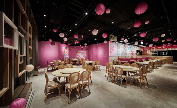 用餐区
Restaurant dining area
用餐区选用藤编与竹编结合原木的餐椅,延续整体的怀旧气息,其间设有方便併桌的方桌,可依人数调整位置,桃红椅垫的卡座式座位,则让小家庭在聚餐时保有独立性;考量到餐点多为合菜,最内部的圆桌供商务、家族聚会使用,且能凝聚感情,同时在餐厅尽头的清玻帷幕上陈贴雾面玻璃膜,令窗框造型更加突出。
We opt for rattan-bamboo dining chairs to complement the reminiscential atmosphere, and we arrange square tables to facilitate table merging by the number of people. The wooden, pink baguette seating keep seclusion well while dining. The restaurant also provides a set menu for ten people, so we arrange a few round tables at the rear of the space for business and family gatherings to unite affection. At the bottom of the restaurant, we paste matte glass film on the glass curtain wall to highlight the window frame decorations.
项目资讯
案名:柚子花花
项目类型:商业空间
项目地址:台湾桃园
设计团队:八宝空间美学
项目坪数:70坪
主要建材:大图输出、铝框、烤漆玻璃、藤编、彩色铁架、雪纺纱、石材、磁砖、水泥漆、木皮、压克力水晶字体
八宝空间美学
电话:+886-3-2872-603
公司地址:桃园市中坜区青峰路一段47号8楼
信箱:sunny@babodesign.me
OPEN Design动能开启传媒:http://www.openworld.tv/talk/