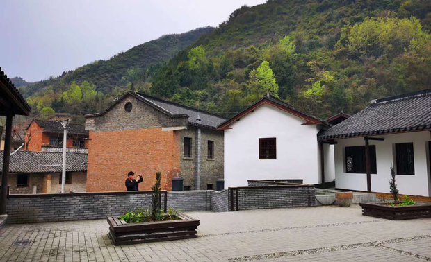 振兴乡村最好的方法之一就是根据当地特色打造属于自己的第一无二的乡村旅游发展模式。搞好一村一特色、一村一品牌的规划设计。