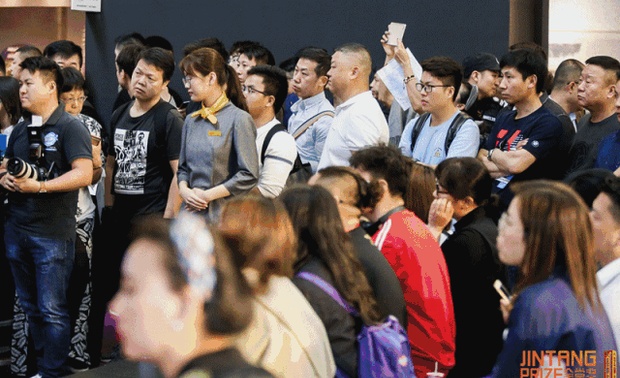  
2019年3月19日--3月21日。由深圳时尚家居设计周携手金堂奖共同举办的中国首届青年设计师创想峰会在深圳市国际会展中心6号馆隆重开幕。“广深双城记”作为首届中国青年设计师创想峰会的一场重要辩论论坛，特邀请许牧川、谢英凯、黄永才、赵睿4位广州代表与王黑龙、殷艳明、陈武、韩松4位深圳代表，同台发声，现场并邀请吴德鸿、朱谦知作为本次活动的特邀主持嘉宾。