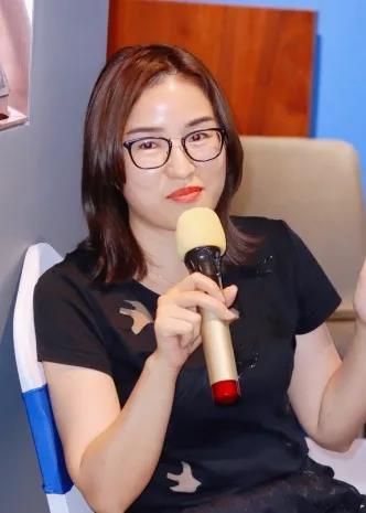 陈利娜
一席陈设设计总监
现在的厨电功能越来越强大,业主采购的电器也越来越多,除了常见的洗碗机、蒸烤箱、冰箱之外,还有垃圾处理器、增压棒等,可以说已经把厨房的空间挤得很满。
那么,对于设计师而言,我们应该考虑的是,如何在有限的空间内合理放置各种电器,又保证业主有足够的收纳空间。