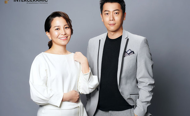 黄威郡 设计总监
卓玲妃 设计总监
公司简介
叡:明智、佳美;观:察看、审视。
叡观国际空间规划——以细腻的人文视角,创造空间的幸福温度,建构专属生活场景!创立于2017年,服务项目涵括:住宅设计和商业空间规划、建筑设计……等。 我们拥有专业的设计团队及丰富的工程背景,特别着重「空间」与「人」、「环境」之间的生活连结——为客户量身打造「专属空间」,让每笔预算充分运用,致力成为业主心中值得信赖的好品牌!
设计理念
设计的淬鍊与工艺的逻辑,交织成为感性和理性的呈现。
叡观国际空间规划——讲求艺术人文的独特美学,注重情感性格的专属温度。
■场域本质·生活情感
空间是乘载情感记忆的所在,
我们依循生活轨迹,回归设计的纯粹本质,
将场域保留给使用者,予以更多的想像和弹性,适情适性且适得其所。
■空间规划·机能导引
空间动线——行走之间移步易景,伴随时序变化,沐浴光影。
格局配置——串起空间与人之间的互动。
透过专业整合,满足使用者的需求与喜好。
■色调质地·空间肌理
结构比例、材质纹理、细节质感,
一笔一划、临摹描绘、妥适拿捏,
构成空间的细腻品味与独有内蕴。
获奖经历
2021 中国 亚太室内设计菁英邀请赛《Joyful Cosmos》- 佳作奖
2021 美国 Muse Design Award《Infinite Creativity》《Joyful Cosmos》- Gold Winner
2021 法国 Novum Design Award《Infinite Creativity》- Gold Winner
2021 韩国 K-Design Award《Infinite Creativity》- Gold Winner,《Serenity》- Winner
2020 英国 LICC《Quiet and Elegant》《墨染植境》《Infinite Creativity》- Official Selection
2020 中国 金堂奖《墨染植境》- 入围
2020 中国 PChouse Award 私宅设计大奖《Quiet and Elegant》- 年度BEST100作品奖
2020 美国 Muse Design Award《Quiet and Elegant》《墨染植境》- 双金奖
2020 法国 Novum Design Award《墨染植境》- 金奖
2020 法国 Novum Design Award《Quiet and Elegant》- 银奖
2020 台湾 华人金创奖《Infinite Creativity》- 概念设计类 铜奖
2020 杜拜 国际专业室内设计大赛《Infinite Creativity》- 概念设计类 银奖
2020 中国 APDC亚太室内设计菁英邀请赛《Infinite Creativity》- 办公空间类 金奖
2020 中国 APDC亚太室内设计菁英邀请赛《墨染植境》- 办公空间类 佳作奖
2020 中国 金外滩奖《Infinite Creativity》- 最佳概念设计 入围
2020 新加坡 室内设计大奖《Infinite Creativity》- Best in Workspace Design FloorArea ≥ 500 sqm Honorary Mention
2020 美国 SPARK SPACES DESIGN AWARD《墨染植境》- Finalist
2020 韩国 K-Design Award《Infinite Creativity》- Finalist Selection
获奖作品《Joyful Cosmos》