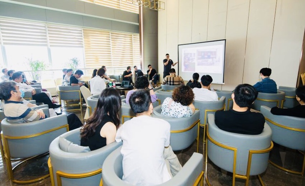 
演意设计联合创始人 张弛老师，提出生活方式提案，引导业主如何用感性+理性的方式整理出自己对家真正的需求。