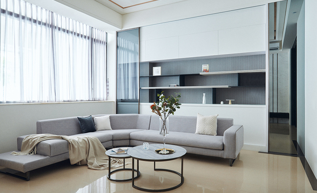
本文由OPEN编辑部撰写

设计概念 Design Concept

沉稳宁静的灰阶，相偕温润的莫兰迪色系，于眼前轻施一片柔和淡彩，既呈现缤纷童趣的画面，亦不失优雅调性，搭衬天壁间闪烁的镀钛金属光泽，点亮迷人的时尚居家风景。

以简约风格为设计核心，乔艺设计 王沁凌 设计总监 携手一家五口，共同研拟梦想生活的样貌，在这座透天宅邸中，规划开放式公领域，接待亲友热闹聚会，并融汇孩童喜爱的粉、绿色彩，挑选特色软装、打造专属卧室，使每位家庭成员，皆可拥有与自己心神契合的归属境地。

The calm and tranquil gray tone complements the warm Morandi color palette, artfully presenting the appealing pastel colors. The chosen color schemes pleasantly result in lively childlike scenes and manifest elegant features. Moreover, decorating the ceiling and walls with glossy titanium-plated features; splendidly highlights the gorgeous, fashionable, homey circumstance.

Centralize the design ideas with minimalist style; Chiauyi Interior Decoration Design design director Linda Wang works together with the family of five to plan their dreamy home. Set up open-patterned public areas to welcome relatives and friends to gather happily. Furthermore, adopt children's favorite pastel pink and green colors, and select featured furnishings to create unique bedrooms respectively, making each family member owns an exceptional space that is in tune with their desires.

设计手法 Design Techniques

开放空间 喜迎亲友
Open-patterned, inviting spaces

一楼客、餐厅之间，以灰玻推拉门取代隔牆，不仅兼具阻隔油烟、节省冷气空调之效，因应屋主一家好客的性格，门片敞开时，更可容纳二、三十人聚会；餐厨区中央的餐桌旁，则增设一座中岛，扩大烹饪场域与机能，让孩童邀请友人至家中手作餐点，同享烘焙乐趣。

Set a gray-tinted glass sliding door to serve as the partition wall between the living room and the dining room on the first floor, effectively blocking cooking oil fume and saving energy. While opening the door, the joined space can accept 20 to 30 people, perfectly satisfying the hospitable family. Additionally, set a functional kitchen island adjacent to the dining table to expand the meal preparation space, allowing children to invite friends home and enjoy baking together.

简约时尚 充足收纳
Minimalist, trendy, functional layouts

全屋摒除过多装潢，採用色块、纹理单纯的硬装，围塑业主嚮往的简约生活风貌，并于天花板及牆面，嵌入镀钛金属线条，局部搭配烤漆，于细节勾勒质感十足的时尚格调；为了使纯粹美景长伴一家五口，主卧与次卧皆善用空间，分别增设衣帽间及大型衣柜，收纳衣物、生活用品，便于维持居家环境整洁。

Get rid of excessive decoration and take advantage of pastel-colored and plain-textured interior finishes to achieve the minimalist lifestyle that meets the family's aspirations. Embed titanium-plated strips and partially varnish baking finish on the ceiling and walls brilliantly carry out the ultramodern style via the details. In addition, make good use of the awkward spaces to set a walk-in closet and large wardrobes in the main room and secondary bedrooms to store clothes and daily necessities and successfully keep clutter-free situations.

色彩点缀 童趣十足
Colorful, childlike color schemes

因应餐厅的餐桌兼作孩童书桌用途，特别挑选活泼的米色与暖橘餐椅，搭衬流理台前的浅绿烤漆玻璃牆，让年幼的小儿子，在缤纷景色与父母的陪同下阅读学习；位于三楼的两间女儿房，则依循其各自喜好，分作柔和的莫兰迪粉、绿色，和谐呼应公领域的灰调软装，并展现与年龄相符的轻盈恬美。

The dining table also serves as a study desk. Thereupon, especially select warm beige and vivid orange dining chairs and mount light green baking finish glass backsplash, accompany the young son to read and study with parents in the colorful surrounding. Arrange the two daughters' bedrooms on the third floor and adopt pastel pink and green Morandi color schemes to meet their individual preferences; meantime, revealing the delightfulness and sweetness consistent with their age.
