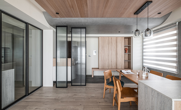 
玄关
Entryway foyer

环绕入口处的Ｌ型玄关柜，辅以柔光映照木质纹路，温和迎接返家的人们，其开放式设计不仅方便收纳，亦能展示艺术品。一旁的系统衣柜，可摆放外出服与公事包，底部结合穿鞋椅，满足进出家宅的日常需求。考量穿堂煞的风水疑虑，大门途经客厅窗户的路线，设立固定的铝框屏风，期盼家庭生活顺遂、关係和睦。

We set up an L-shaped wooden console cabinet with soft lighting in the entryway foyer, warmly embracing people back home; the open platform is suitable for placing personal items and displaying artwork. On the other side, we design a wall-mounted wardrobe with a seat that meets the quotidian needs of laying outdoor clothes, handbags, and changing shoes. Moreover, we erect an aluminum-framed screen between the foyer and the living room to solve the geomancy taboo of the evil hallway. With sincere hearts, we hope the family will have a blissful life and harmonious relationship.