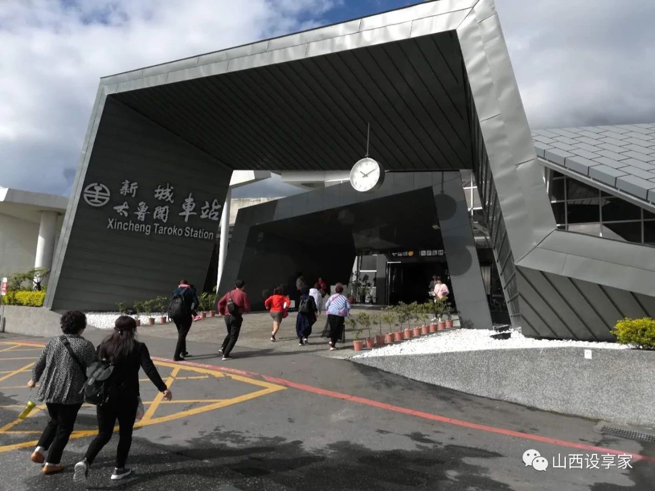 太鲁阁火车站搭乘火车前往苏澳，因这一趟火车之旅，遗憾不能领略最美的苏花公路美景，但可避开危险的苏花公路，同时也体验了一把台湾的火车