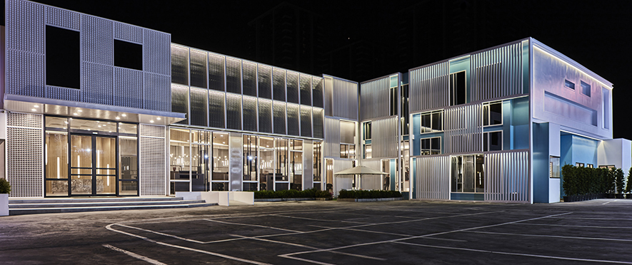
外观
Exterior appearance

由于建案座落交通经济核心地带，因此以网格状的现代俐落线条，加上直线栅栏式框体作外观装饰，表现科技未来感，并且铺叙蓝、黄鲜明色调，呼应销售建案名当中，关于明日新希望的象徵意义；当夜幕降临，光线自格栅中透射而出，闪耀于外部的凹凸面，更显出建物的立体感，彷彿科技新城的缩小版本。

This project is situated in the core area of transportation and economy. We exploit modern concise grid lines, straight fence patterns, and bright color scheme of blue and yellow to finish the exterior appearance, excellently lead out the futuristic technology features, meantime, correspond to the implication of longing to the new era of the project name. When night falls, the light transmits from the grillwork and bright the exterior appearance, vividly presents the three-dimensional view of the building, as if a micro version of a brand new technology city.
