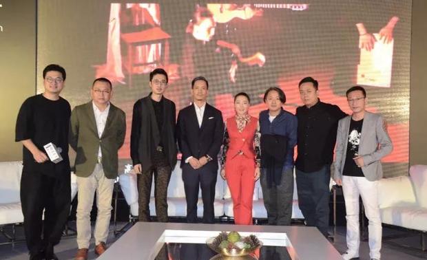 两岸青设汇论坛（二）嘉宾合影：
左起：本场论坛主持人朱谦知、韩松、谈离原、黄永才、梓晴、赵睿、刘杰、林彦君