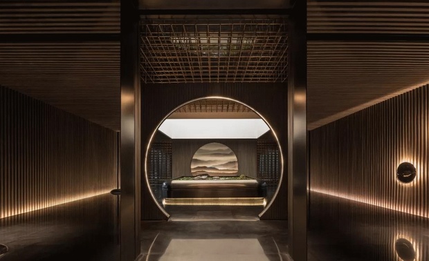 简约新颖的入口设计，室内典雅的现代山水意境，随着空间的变化层层递进，创造现代中式的新视界。
接待大堂的空间意象受挑高天窗洒落的自然光所凝聚，沙盘区富有韵律的空间设计，营造美的理想，美的境界，给人无限的艺术畅想。
设计巧妙地将山与水融入在建筑结构以及造景配置的语言中，山形的屋顶并运用线与面的堆叠，如同等高线与山峰，丰富了室内的视觉层次。
室内也同样有许多造景配置环绕着山水并结合了现代的空间感受。在室内，设计师也运用不凡的设计手法，让山水融入且照映在我们的生活中。
室内也同样有许多造景配置环绕着山水并结合了现代的空间感受。在室内，设计师也运用不凡的设计手法，让山水融入且照映在我们的生活中。
室内也同样有许多造景配置环绕着山水并结合了现代的空间感受。在室内，设计师也运用不凡的设计手法，让山水融入且照映在我们的生活中。
室内也同样有许多造景配置环绕着山水并结合了现代的空间感受。在室内，设计师也运用不凡的设计手法，让山水融入且照映在我们的生活中。