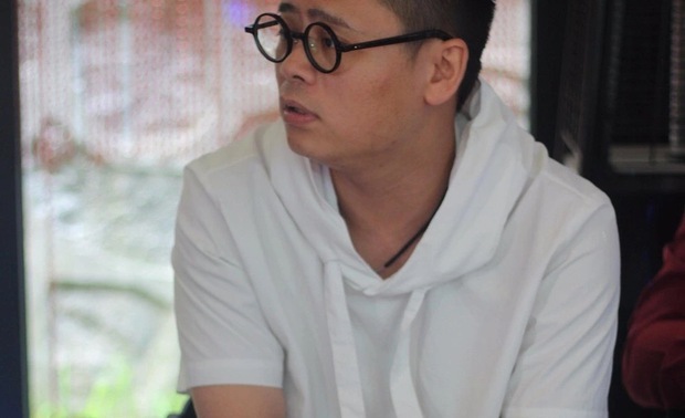 魏士能

商业空间设计是不断学习的过程

魏士能认为在做设计之前，需要对客户商业模式进行重新解析，站在客户的立场，进行品牌形象塑造。他们会多个时间段多次进行实地考察，设计师付出的设计成本越高，所做出来的的东西会越有价值。

对于商业模式的梳理，可以通过参加一些设计之外的圈子，比如商会，去考究各个行业的品味与需求以及其盈利模式，甚至去看一些商业投资计划书。大量阅读书籍也对对视觉传达的引导起着至关重要的作用。