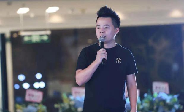威尔思装饰设计总监   吴志杰

2019年荣获海西十大设计师
2018年荣获厦门装饰协会十大设计师
2017年受邀担任美克美家集团设计顾问
2015年 “简一”杯第四届厦门室内设计大赛银奖

吴志杰以稻盛和夫的一句“心在哪、时间在哪、行动在哪、收获在哪”来展开自己本次的分享，这不仅是他自己最近在攻读的书，也正是他自己在设计中一直秉持的态度。

紧接着，吴志杰以集美国建东海岸一栋老别墅的改造案例，来阐述自己对于设计的理解。对于一栋已经有20年房龄的老别墅，吴志杰认为，在改造的时候，必须牢牢把握三个维度。