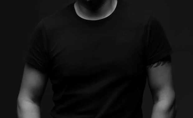 由于中国房地产井喷式的发展历程，样板间、会所、酒店产生大量的刚性需求。基于这样大量的机会，市场如雨后春笋般涌现出了的成千上万的设计公司，室内设计、软装设计及相关家居家饰产业。
设计市场千帆竞发，存活下来已属不易，葛亚曦却能带领团队在设计大潮中异军突起。在追求快速实现利益最大化的市场环境中，是怎样的设计信仰支撑着他坚持本真？
