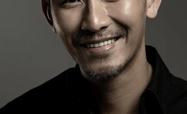 谢秉峻（Jackie Che）
知名空间设计师
CM DESIGN 创始人兼设计总监
壹同创意集团创始人
REDFURNITURE创始人
意大利米兰理工大学室内设计管理硕士 
  
谢秉峻先生对生活抱有一颗热忱的心，拥有20年美术设计经验，横跨多个不同的设计领域，喜欢旅行，感受生活，与不同的人交流合作中迸出不一样的思维火花。凭借对空间设计及艺术的专注与执着，在这20年间，参与过几百个设计项目，并获得多项国内外奖项，参与项目遍及欧美、东南亚以及中港澳地区。追求精致，提升空间功能与气质是其在设计道路上一直执着与坚持的方向。

个人荣誉
2018 M+中国TOP100高端室内设计大奖
2018 第三节中美设计文化交流展全球华人典范设计大奖 
2018 法国双面神国际设计大奖形象大使
2017 中国 《顶级酒店》杂志年度十大酒店设计师
2017 造梦者年度设计人物
2016 中国室内设计50强资深专家设计师
2016 香港摩登家庭-室内设计精英
2016 中国装饰设计业十大杰出青年
2016 中国装饰设计年度人物年度杰出设计师
2016 金创意奖国际空间设计大赛十大资深设计师

作品荣获奖项
2018 法国双面神“GPDP AWARD”国际设计大赛
酒店空间类金奖
2018 意大利A’Design Award 设计金奖
2018 意大利A’Design Award 设计大奖
2018 中国腾讯家居金腾奖TOP100设计奖 
2018 第十三届金外滩奖最佳商业空间奖  
2018 金堂奖 年度优秀医疗空间设计
2018 金堂奖 年度优秀餐饮空间设计
2017 德国IF设计餐饮空间大奖
2017 德国IF设计办公室大奖
2017 金创意奖国际空间设计大赛住宅空间类银奖
2017 金创意奖国际空间设计大赛办公空间创新设计奖
2017 台湾IDS国际设计先锋榜住宅空间类金奖
2017 台湾IDS国际设计先锋榜商业空间优胜奖
2017 台湾IDS国际设计先锋榜餐饮空间优胜奖
2017 台湾SAA六艺奖  居住宅空间类提名奖
2017 台湾SAA六艺奖 囊括三项商业空间类提名奖
2016 法国双面神“GPDP AWARD” 国际设计大赛
囊括六项国际设计大奖
2016 享受家空间陈设大奖金奖
2016 华鼎奖餐饮空间类一等奖
2016 台湾IDS国际设计先锋榜金奖提名
2016 Design 100 Award大中华区最具影响力设计机构
2016 金创意奖国际空间设计大赛餐饮空间铜奖