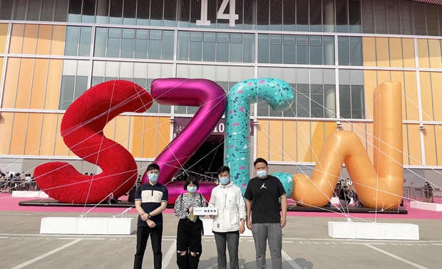 
2021年3月，春天的第一场设计盛宴蓄势袭来，不同城市陆续开设了缤纷各异的设计展和家博会。尚舍生活设计一向助力员工成长，倡导以开放的视野持续学习输入。3月17日-3月20日，尚舍生活设计团队带着探索交流的心态，来到了深圳、广州的两大设计展会，领略了新设计、新潮流，并收获了新的荣誉，更是惊喜的与偶像孟也老师相遇并向其求教解惑，丰富了设计思考。